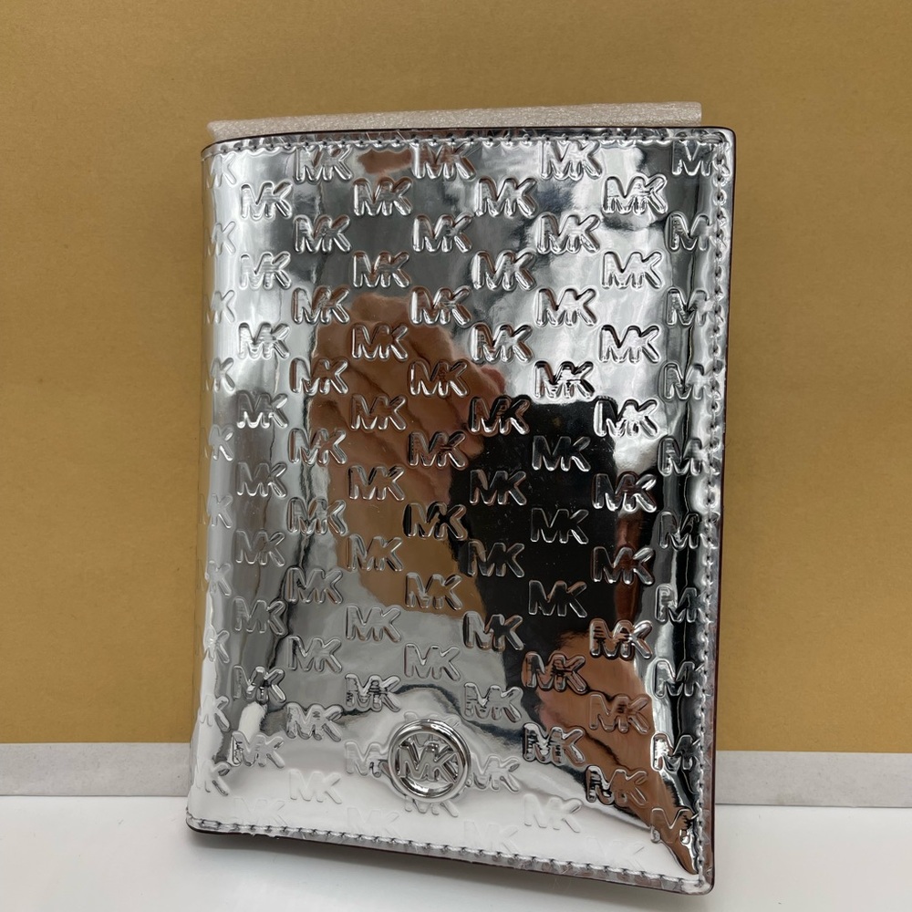 Michael Kors Jet Set Travel Md Sign Patent Logo Debossed  Passport Case
Silver - Picture 9 of 16